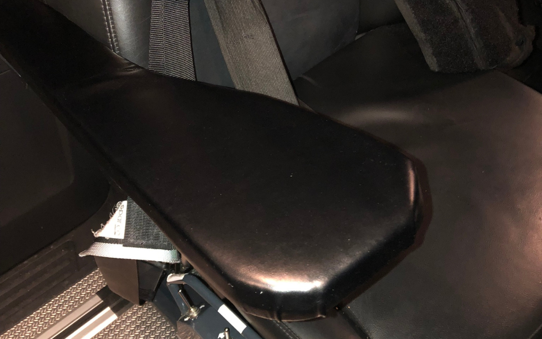 Accoudoir véhicule adapté