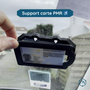 Support de carte PMR sur un pare brise de voiture en train d'être installé